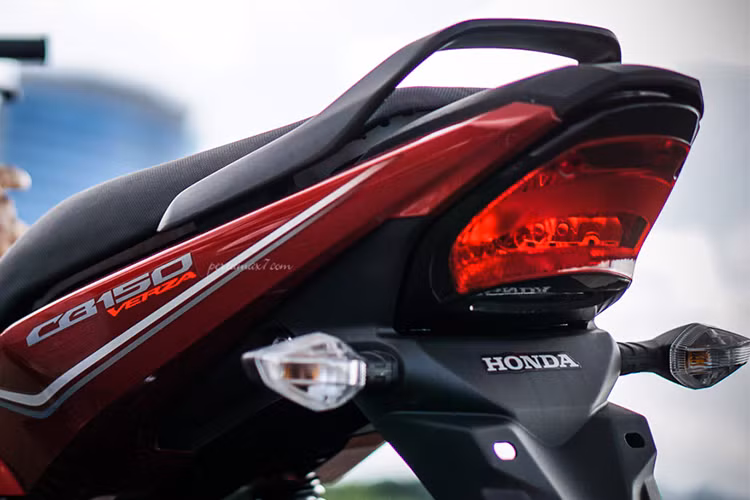 Sự thực dụng của CB150 Verza được thể hiện khá rõ ở bộ yên sau dạng liền tương tự như các dòng xe số phổ thông, thay vì yên tách rời như các dòng xe côn tay cao cấp hơn để tạo dáng thể thao hiện nay. Tay xách của xe cũng thiết kế dạng kim loại lớn, dễ dạng sử dụng...