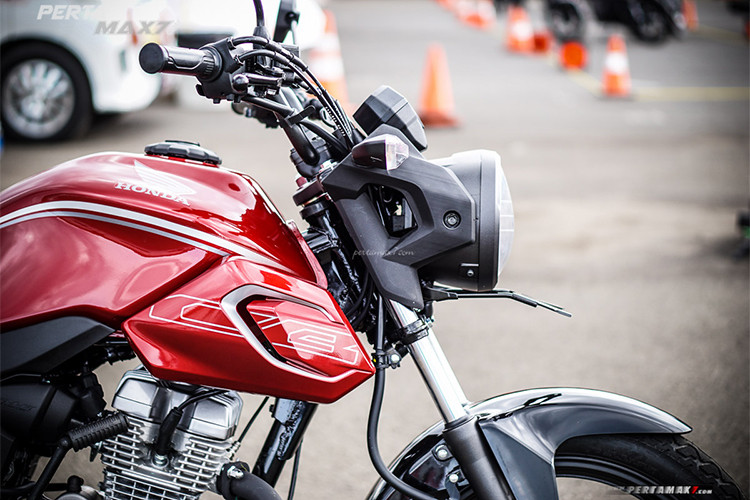 Thân xe với bộ khung thép dạng kim cương, cùng dàn tem đấu được tái thiết kế mang phong cách thể thao hơn so với phiên bản trước. Bình xăng xe lớn với dung tích 12.2 lít đi kèm hai ốp có khe hút gió phía trên.