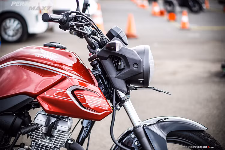 Thân xe với bộ khung thép dạng kim cương, cùng dàn tem đấu được tái thiết kế mang phong cách thể thao hơn so với phiên bản trước. Bình xăng xe lớn với dung tích 12.2 lít đi kèm hai ốp có khe hút gió phía trên.