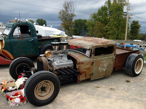 Phong cách thể thao gầm trệt lạ mắt của chiếc xe bán tải cổ.