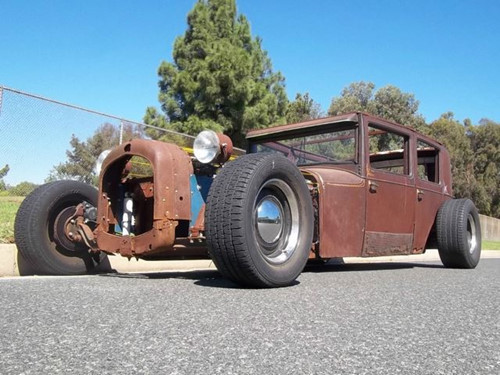 Phong cách độ quái dị khi xe chỉ còn mỗi lớp khung rỉ sét.