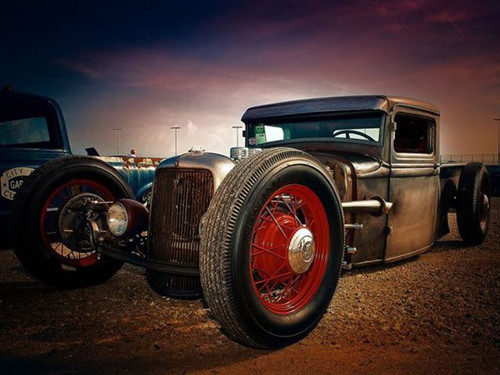 Mỹ là quốc gia đam mê độ xe hàng đầu thế giới. Dân chơi nước này đã phục chế dàn xe cổ, chủ yếu là các mẫu xe ôtô Ford độ với phong cách hầm hố, mạnh mẽ như những con quái thú.