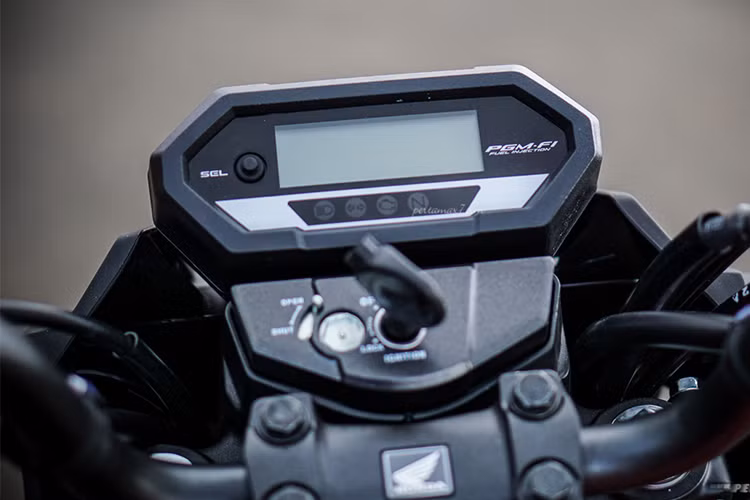 Honda cũng đã thiết kế cho chiếc xe bảng đồng hồ mới dạng kỹ thuật số, tuy nhiên đồng hồ này có kích thước khá nhỏ và chỉ hiển thị một số thông tin cơ bản - thậm chí còn không có báo số. Khoá điện của xe cũng được thiết kế giống những mẫu xe máy giá rẻ Honda hiện nay.