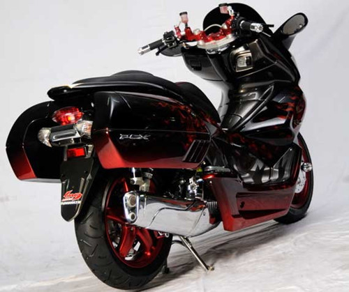 PCX phối màu lạ với 2 cái bửng chế 2 bên.