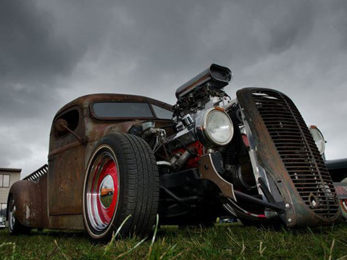 Chiếc xe ôtô cổ nhà Ford được độ lại hệt như cỗ xe tăng.