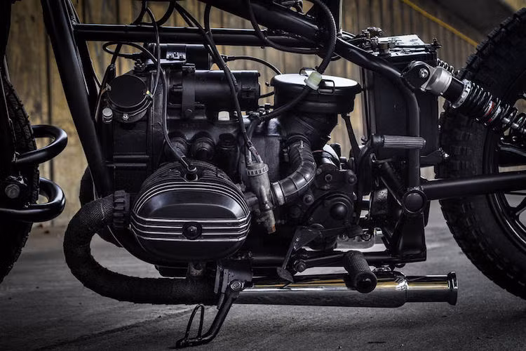 Khối động cơ Boxer 2 xi-lanh cùng chế hòa khí và hộp gió của Ural 750 nguyên bản đã được K-Speed giữ nguyên; xưởng độ này chỉ chế cho xe bộ ống xả mới giấu dưới gầm. Toàn bộ động cơ đã được sơn màu đen với những gờ làm mát đánh bóng màu kim loại để tạo nên sự tương phản.