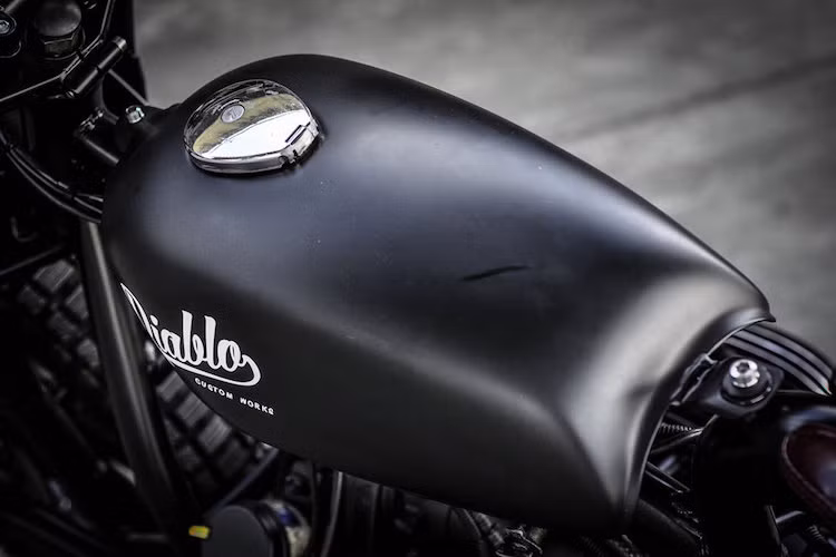 K-Speed đã tận dụng những chi tiết cũ để giảm tối đa chi phí cho bản độ Diablo như bình xăng từ xác một chiếc Kawasaki TL và ghi-đông nhặt ở bãi phế liệu. Các cùm công tắc của xe được mua mới từ hãng Biltwell, trong khi đèn pha trước và đèn hậu của xe cũng là những phụ tùng độ rất sẵn.