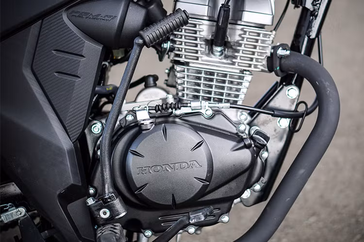 Về động cơ, xe được trang bị động cơ dung tích 149,15cc trục cam đơn SOHC, sử dụng hệ thống phun xăng điện tử (PGM-FI) làm mát bằng không khí. Động cơ cho công suất tối đa 13,4 mã lực tại vòng tua 8.500 vòng/phút và mô-men xoắn cực đại đạt 12,73 Nm tại 6.000 vòng/phút.