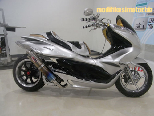 Phiên bản 1 gắp N sau quen thuộc với dân độ xe ga Honda, yên xe thiết kế độc đáo và ống pô kiêu hãnh chổng ngược lên trời.