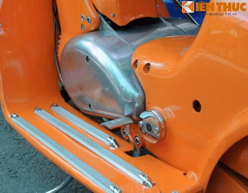 Ngoài việc bố trí cần số bên phải gây khó khăn, Rumi Formichino còn bố trí cần khởi động đặt trước cần số và đạp về phía trước, chứ không phải đạp về phía sau như xe thông thường. Ảnh: Thắng sau của Rumi Formichino.