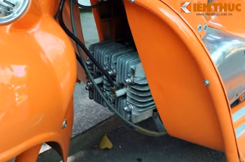 Rumi Formichino có động cơ 125cc, 2 thì, máy ngang nằm giữa thân xe. Phần thân xe được đúc nguyên khối bằng nhôm bao gồm cả phần dè. Ảnh: Động cơ của RumiFormichino.