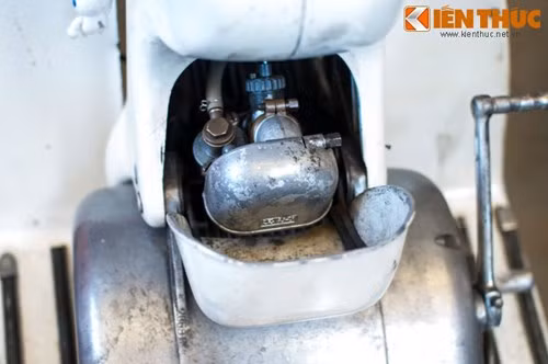 Cả khối thân xe bằng nhôm và động cơ của Rumi Formichino được ghép với nhau một cách khéo léo nhờ bàn tay tài hoa của những kỹ sư lành nghề của hãng Rumi. Ảnh: Bộ phận chế hòa khí - bình xăng con của RumiFormichino.