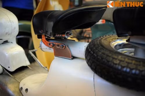 Dưới yên xe có một ống nhỏ, đó là ngăn để đồ nghề được thiết kế rất tinh tế và thẫm mỹ. Ảnh: Hộp đựng đồ độc đáo của xe.