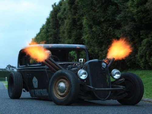 Lấy ý tưởng từ các nhân vật trong cổ tích, chiếc xe độ ống pô vểnh cao, khiến mọi người sợ hãi mỗi khi nó "thở a lửa".