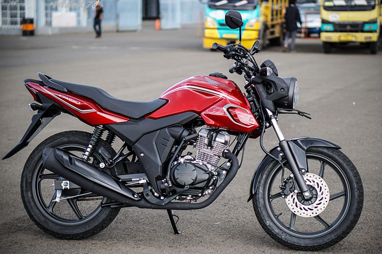 Honda CB150 Verza bản nâng cấp sẽ nằm dưới "người anh em" CB150R Streetfire hiện tại trong danh mục sản phẩm của hãng ở Indonesia. Xe sở hữu khcish thước nhỏ nhắn với hiều dài, rộng và cao lần lượt là 2.056mm x 742mm x 1.054mm cùng trọng lượng tổng thể khoảng 129kg