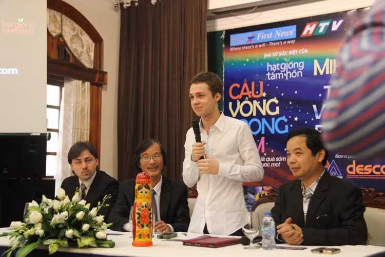 Mikhail đang học năm thứ nhất tại ĐH Tổng hợp Quốc gia Matxcơva, khoa "Các vấn đề toàn cầu" chuyên ngành "Quan hệ Quốc tế". Tuy nhiên, cậu luôn tâm niệm sẽ không bao giờ từ bỏ đam mê viết lách và giúp đỡ người khiếm thị.