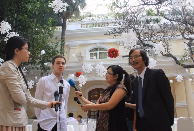 Mikhail Samarsky với truyền thông Việt Nam tại sân vườn khách sạn Continental, đường Đồng Khởi, quận 1, TP HCM.