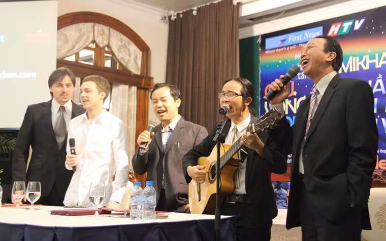 Chương trình giao lưu đặc biệt Hạt giống tâm hồn - Cầu vồng trong đêm với sự góp mặt của Đại sứ "hạt giống tâm hồn" Mikhail Samarsky, ca sĩ NSƯT Thế Hiển, ca sĩ Mỹ Linh, Nguyễn Hồng Ân, Quốc Thiên, nhóm AMIGOS, dẫn chương trình NS Thanh Bạch diễn ra lúc 20h ngày 2/1/2014 tại Nhà Văn hóa Thanh niên TP HCM. Kiến thức dành tặng 50 vé mời tham dự chương trình cho 50 bạn đọc đầu tiên liên hệ PV Vũ Sơn theo số ĐT 0123456.37.37.