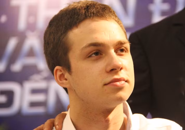 Mikhail Samarsky sinh năm 1996, từng học Trường PT năng khiếu nội trú Đại học Tổng hợp Quốc gia Matxcơva mang tên Lomonosov. Từ năm 12 tuổi, Mikhail Samarsky đã bắt đầu đam mê sáng tác. Năm 2009, Mikhail đã sáng tác và được xuất bản cuốn truyện "Cầu vồng tặng bạn" (Cuốn sách cảm động về chú chó dẫn đường cho người mù làm rúng động thế giới. Bản dịch tiếng Việt: Cầu vồng trong đêm).