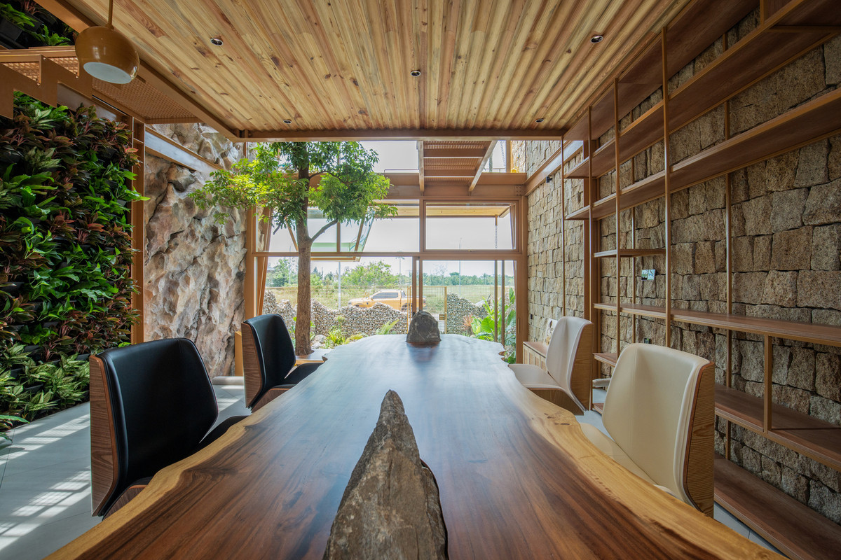 Tầng một có một văn phòng riêng có thể dễ dàng chuyển đổi thành phòng ngủ thông qua một chiếc giường gấp ẩn sau bàn làm việc. Ảnh: Tô Hữu Dũng