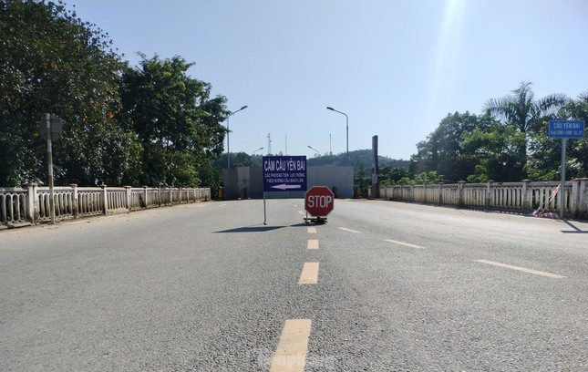 Trước đó, do ảnh hưởng của hoàn lưu bão số 3 (Yagi), công trình cầu Yên Bái, lý trình Km280+500, quốc lộ 37 phải tạm dừng khai thác, cấm người và phương tiện lưu thông qua cầu từ ngày 3/10/2024.