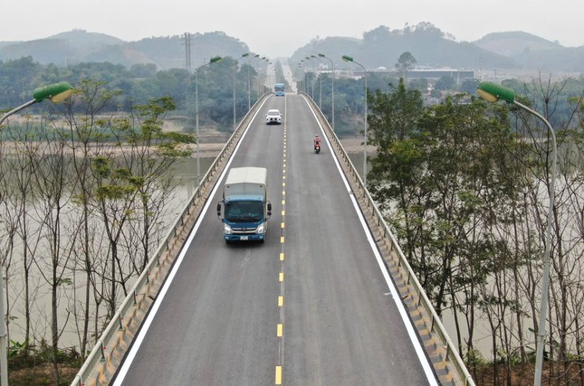 Thông tin thêm đến Tiền Phong, sau 2 tháng thi công, việc sửa chữa mặt đường và nền đường cầu Văn Phú đã hoàn thành, qua quá trình kiểm định, đơn vị đã cho phép thông xe, hoạt động trở lại.