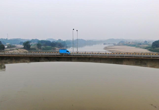 Đối với các loại xe khác, hiện vẫn di chuyển theo lộ trình qua các cầu Tuần Quán, Bách Lẫm, Giới Phiên, Văn Phú để đảm bảo an toàn cho cầu và người tham gia giao thông trong thời gian chờ sửa chữa cầu Yên Bái, lãnh đạo Sở Giao thông và Vận tải tỉnh Yên Bái cho biết thêm.