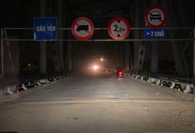 Chiều 31/12, thông tin đến Tiền Phong, ông Trần Việt Dũng - Giám đốc Sở Giao thông và Vận tải tỉnh Yên Bái cho biết, đơn vị vừa có Công văn thông báo phương án phân luồng giao thông qua cầu Yên Bái, lý trình km280+500, quốc lộ 37 và cầu Văn Phú nằm trên trục đường Âu Cơ, thành phố Yên Bái.