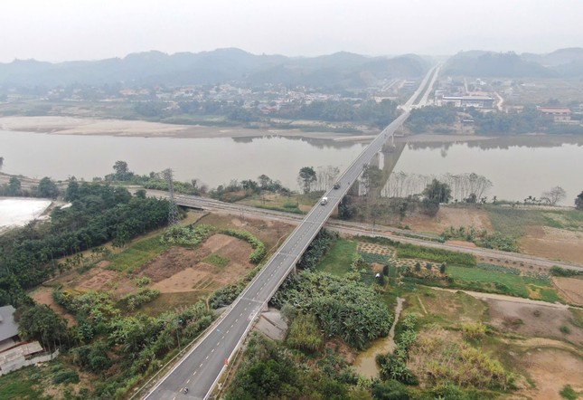 Cầu Văn Phú được khởi công xây dựng vào năm 2002, cầu có chiều dài 475 m, rộng 10 m; thiết kế vĩnh cửu, dạng cầu vòm thép hiện đại, kết cấu bằng bê tông cốt thép và bê tông cốt thép dự ứng lực với bề rộng toàn cầu là 20,5 m. Dự án hoàn thành sau 29 tháng với tổng kinh phí khoảng 50 tỷ đồng. 