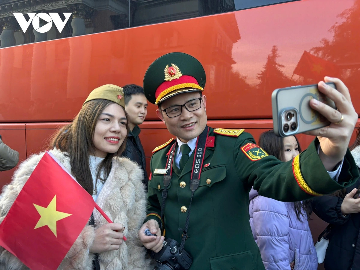 Các bạn trẻ thích thú được chụp ảnh với các cán bộ, chiến sĩ trong đoàn .