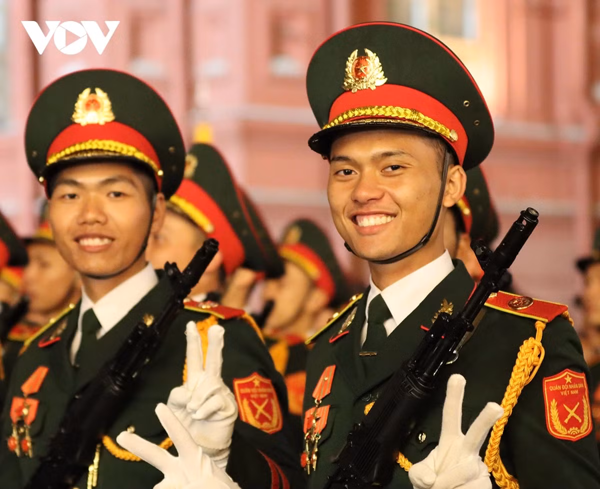 Đặc biệt, tại buổi sơ duyệt, đông đảo người dân Việt Nam đang sinh sống, học tập và làm việc tại Liên bang Nga đã có mặt ở khu vực Quảng trường Đỏ để được trực tiếp nhìn thấy các chiến sĩ của đoàn Việt Nam. Nhiều người mặc áo cờ đỏ sao vàng và giương cao quốc kỳ, hô vang 2 tiếng “Việt Nam”. 