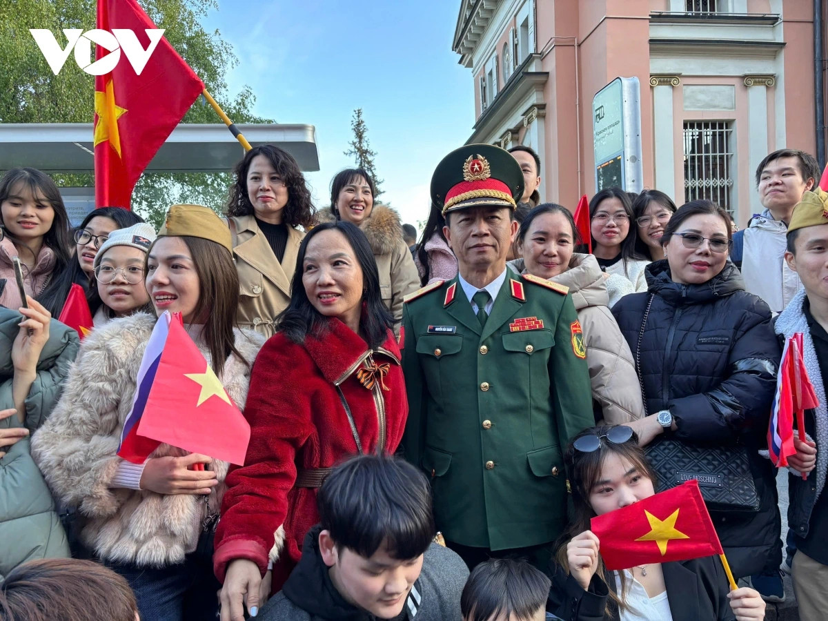 Đông đảo người Việt tại Nga chụp ảnh với Thiếu tướng Nguyễn Văn Thanh - Phó Hiệu trưởng Trường Sĩ quan Lục quân 1. 1