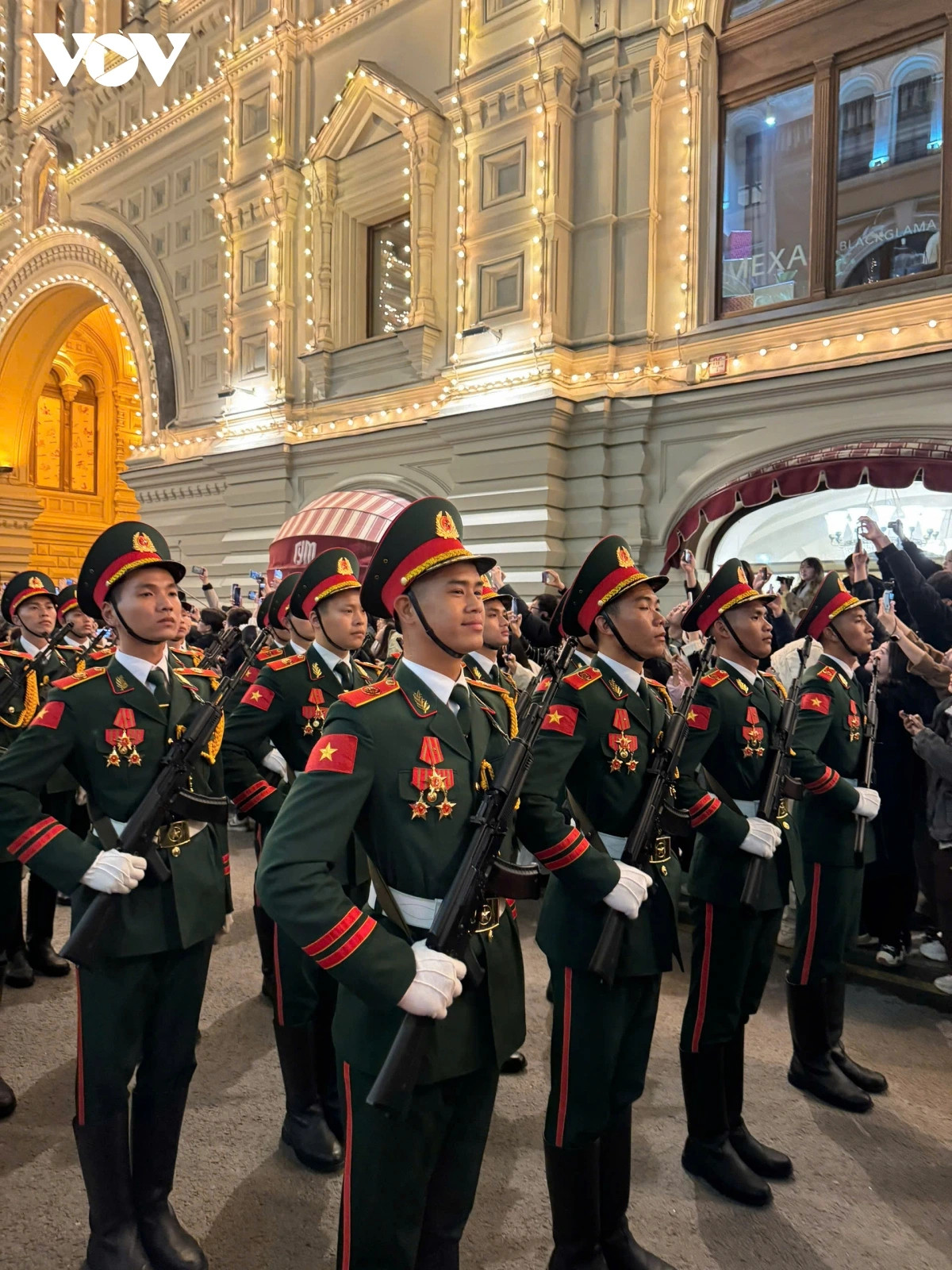 Theo thứ tự, đoàn Việt Nam diễu hành ở vị trí thứ 8 trong khối lực lượng quốc tế. Đi sau là các đoàn Trung Quốc, Lào và Myanmar. 