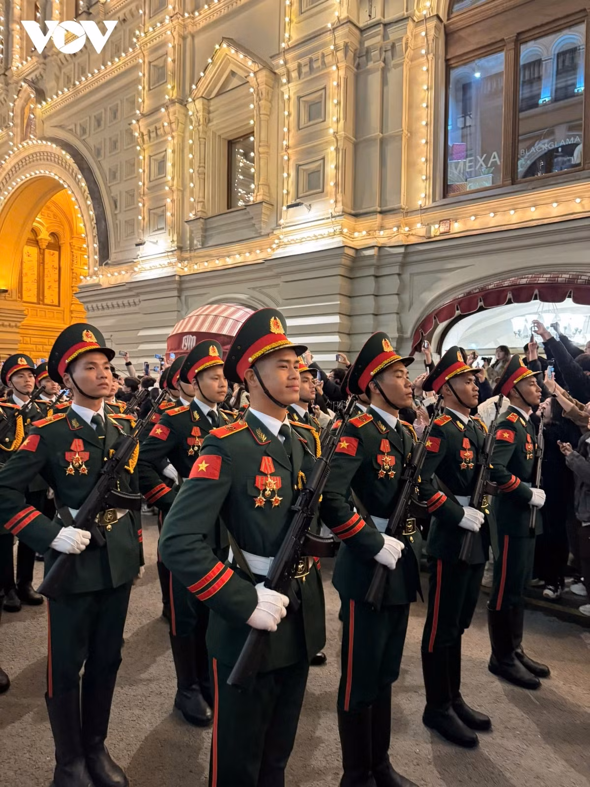 Theo thứ tự, đoàn Việt Nam diễu hành ở vị trí thứ 8 trong khối lực lượng quốc tế. Đi sau là các đoàn Trung Quốc, Lào và Myanmar. 