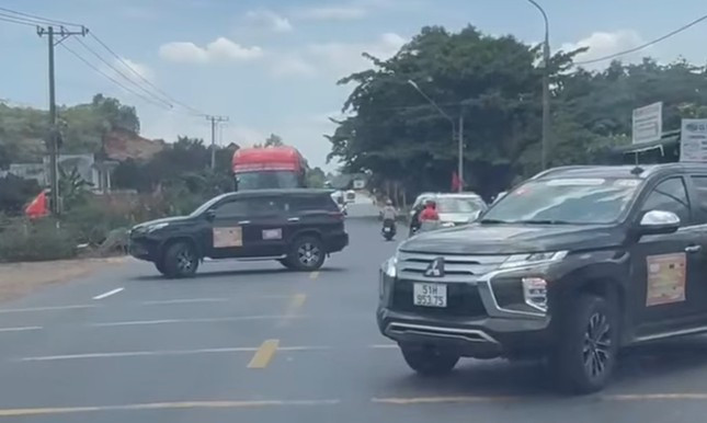 Lam ro vu doan xe doanh nhan chan quoc lo 20 de bang qua duong