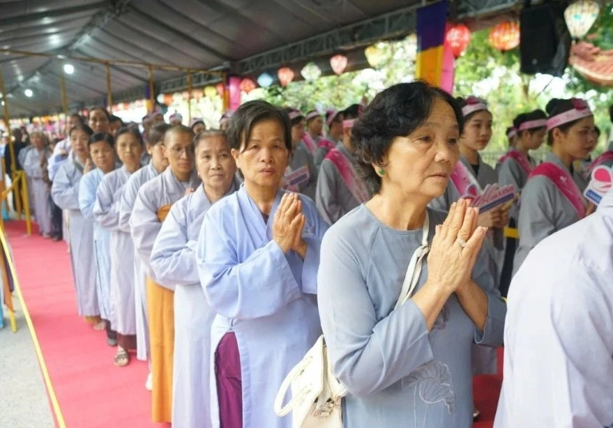 Hang chuc ngan nguoi ve chiem bai xa loi Duc Phat-Hinh-2