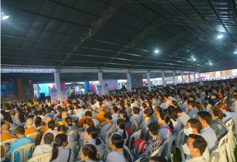 Hang chuc ngan nguoi ve chiem bai xa loi Duc Phat