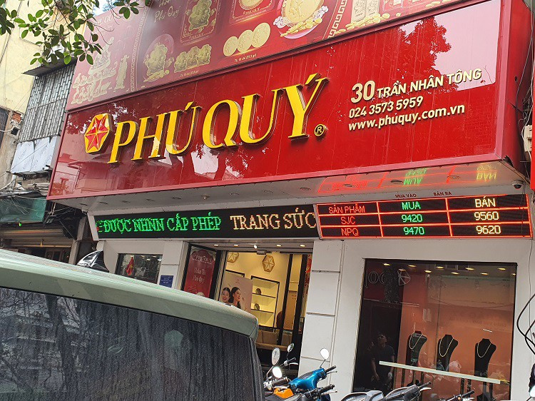 Vang vuot 96 trieu dong/luong, pho vang Ha Noi dong nhu hoi-Hinh-19