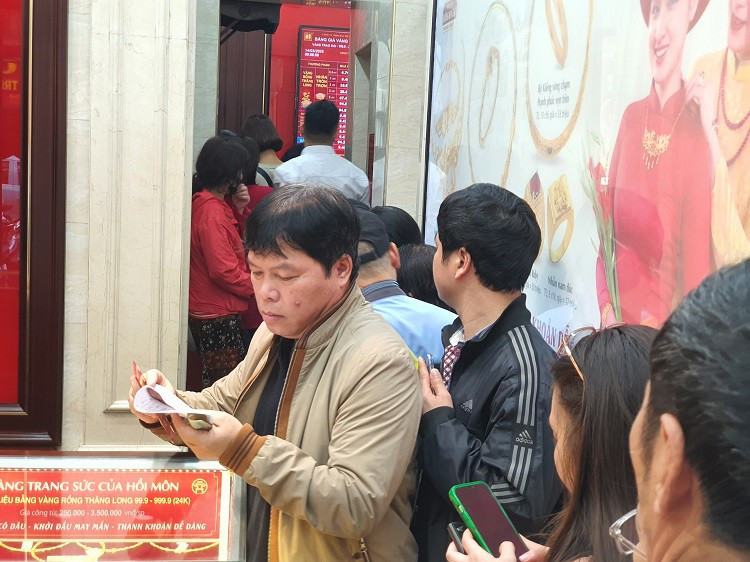 Vang vuot 96 trieu dong/luong, pho vang Ha Noi dong nhu hoi-Hinh-17