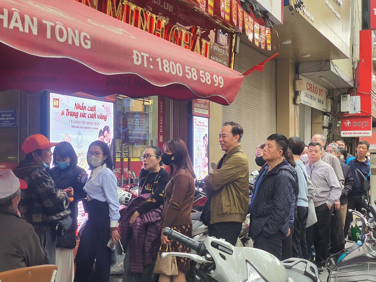 Vang vuot 96 trieu dong/luong, pho vang Ha Noi dong nhu hoi-Hinh-12