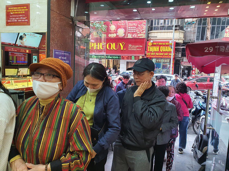 Vang vuot 96 trieu dong/luong, pho vang Ha Noi dong nhu hoi-Hinh-21