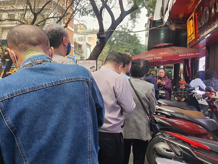 Vang vuot 96 trieu dong/luong, pho vang Ha Noi dong nhu hoi-Hinh-5