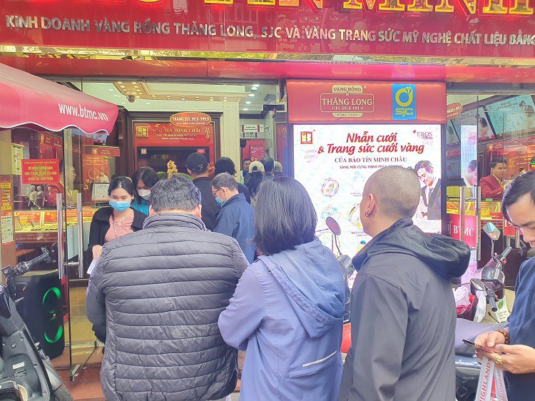 Vang vuot 96 trieu dong/luong, pho vang Ha Noi dong nhu hoi-Hinh-16