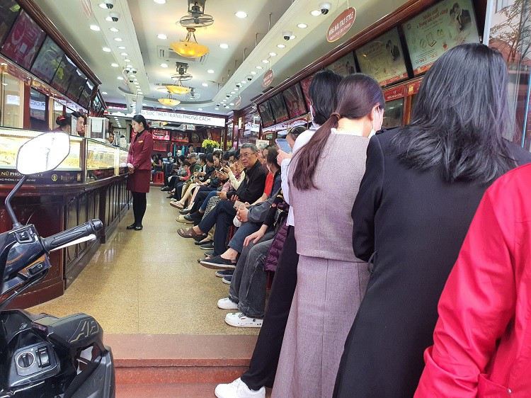 Vang vuot 96 trieu dong/luong, pho vang Ha Noi dong nhu hoi-Hinh-8