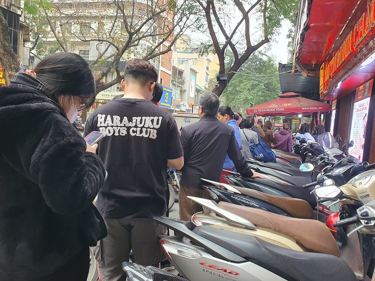 Vang vuot 96 trieu dong/luong, pho vang Ha Noi dong nhu hoi-Hinh-3