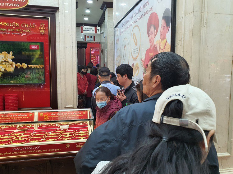 Vang vuot 96 trieu dong/luong, pho vang Ha Noi dong nhu hoi-Hinh-15