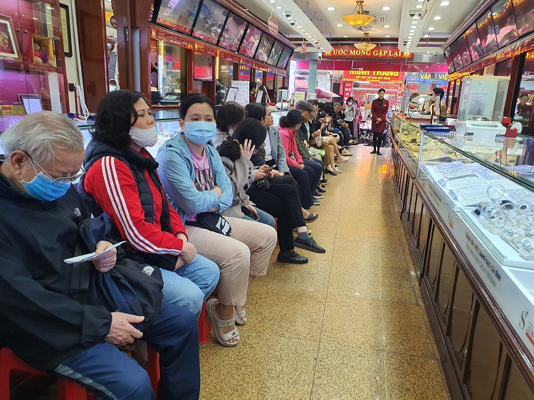 Vang vuot 96 trieu dong/luong, pho vang Ha Noi dong nhu hoi-Hinh-9