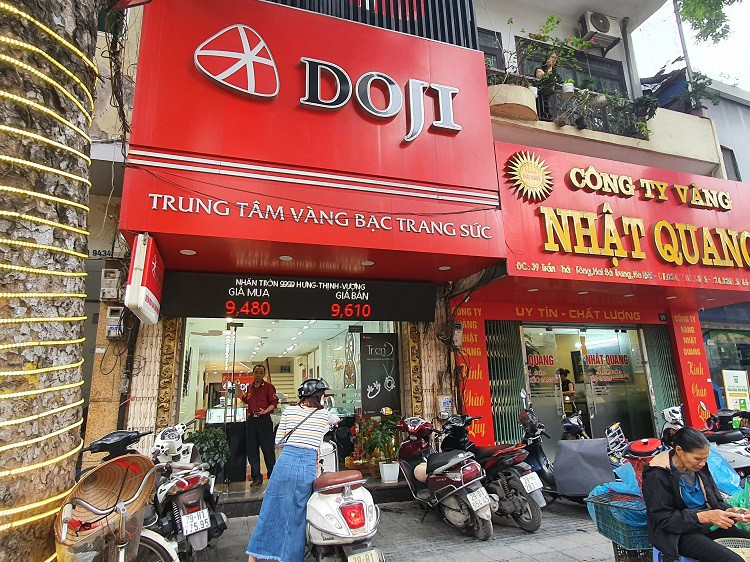 Vang vuot 96 trieu dong/luong, pho vang Ha Noi dong nhu hoi-Hinh-20