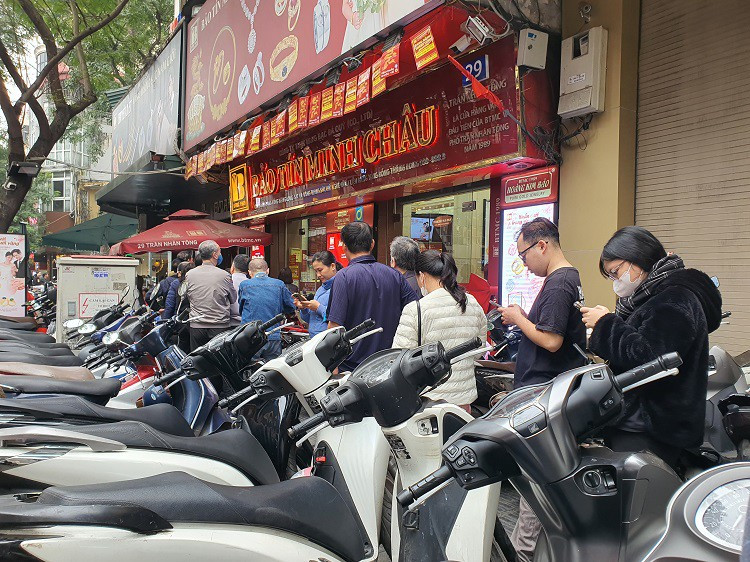 Vang vuot 96 trieu dong/luong, pho vang Ha Noi dong nhu hoi-Hinh-4