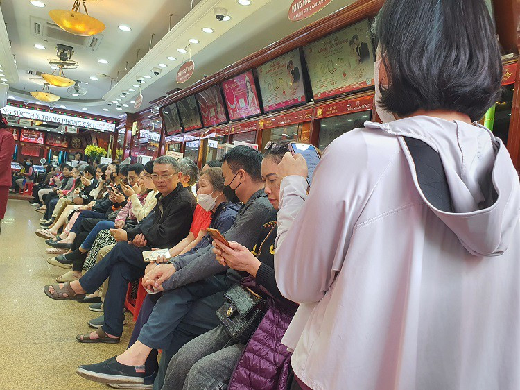 Vang vuot 96 trieu dong/luong, pho vang Ha Noi dong nhu hoi-Hinh-14